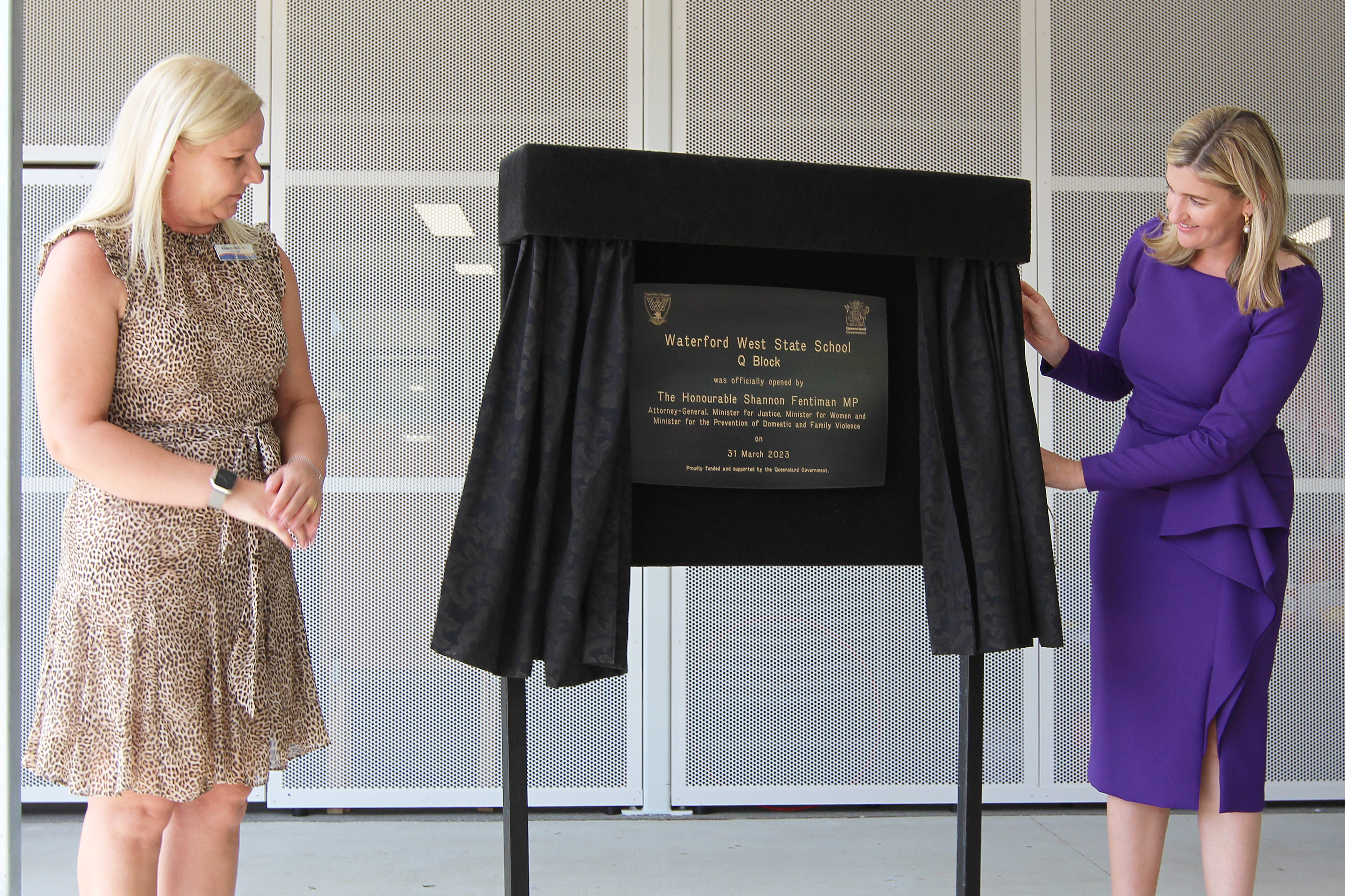 Shannon Fentiman Attorney-General and Minister for Justice, Minister for Women and Minister for the Prevention of Domestic and Family Violence and Waterford West State School Principal Allison McClean opening the new building